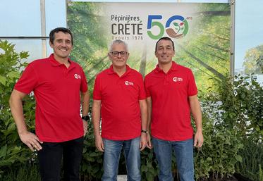 Pierre et Clément Crété ont pris la succession de leur père Antoine (au centre),  qui a créé les Pépinières en 1976. 