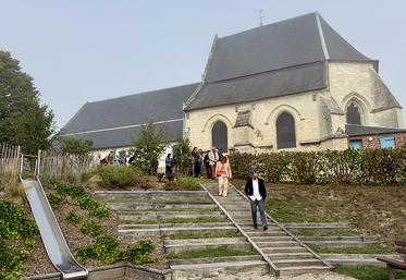 La commune de Querrieu a entre autres rénové ce square. La friche est désormais un amphithéâtre végétal idéal comme spot de photographie  ou l’animation de spectacles. 
