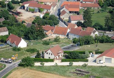 Vieillissement de la population, départ des jeunes diplômés et difficultés de recrutement : les territoires ruraux font face  à des défis démographiques et économiques croissants, tandis que les grandes métropoles concentrent les emplois qualifiés  et les activités de recherche.
