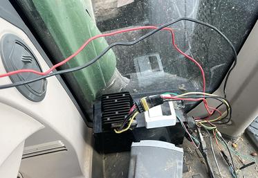 L’ensemble des composants électroniques de l’autoguidage, tels que la carte mère, la carte F9P, la carte inclinomètre… sont centralisés dans une boite placée en cabine du tracteur.