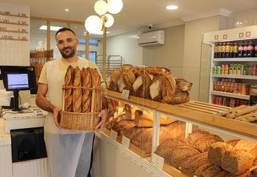 La Boulangerie du Château propose une belle gamme de pains spéciaux et de pâtisseries classiques, sans oublier le snacking.