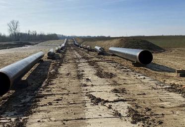 Le chantier en ligne à Nesle : piste protégée, cordons de terre et tubes DN 750/DN 900 bardés de part et d’autre de la piste.