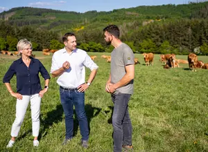 Le commissaire européen à l'Agriculture, Christophe Hansen, en visite dans une ferme au Luxembourg