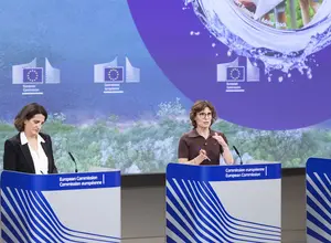 La commissaire européenne à l'Environnement, Jessika Roswall en conférence de presse