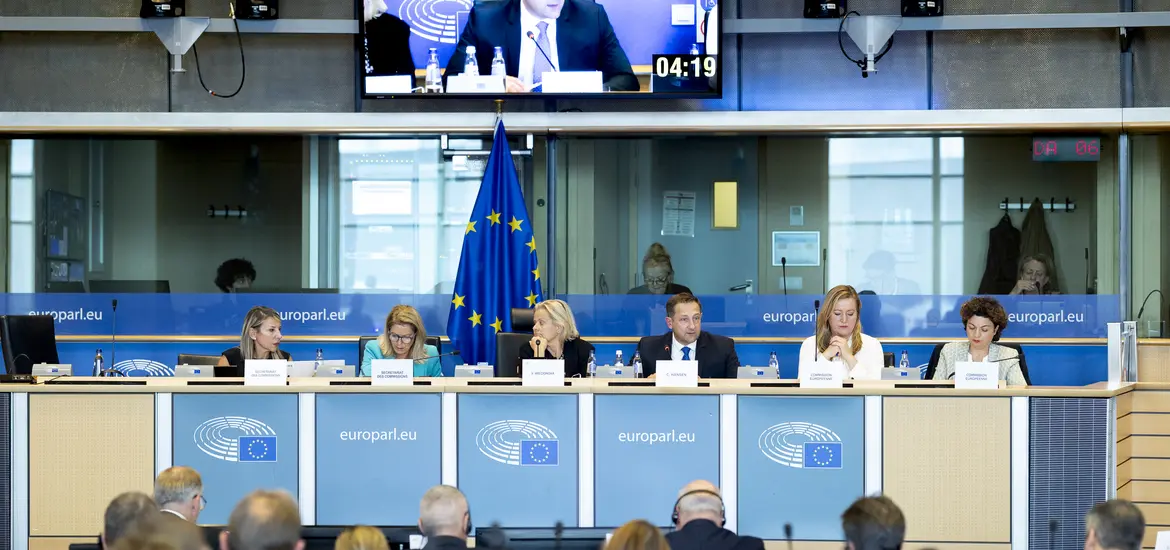 Le commissaire européen Christophe Hansen devant la commission de l'Agriculture du Parlement européen