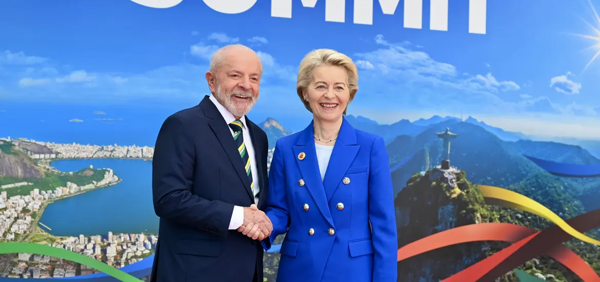 le président brésilien Lula et la présidente de la Commission européenne se serrent la main
