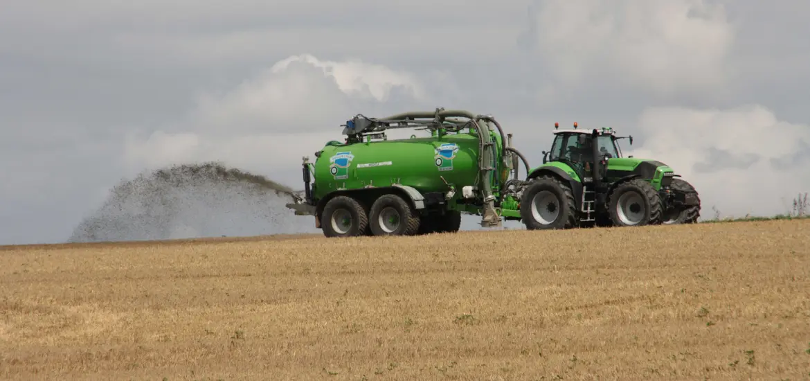 Un tracteur épand du lisier dans un champ
