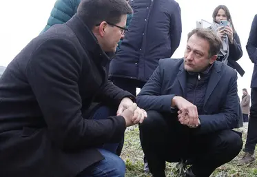Le commissaire européen Christophe Hansen discute dans un champ en Autriche