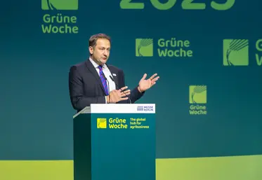 Le commissaire européen à l'Agriculture, Christophe Hansen, fait un discours à la Grune Woche 2025