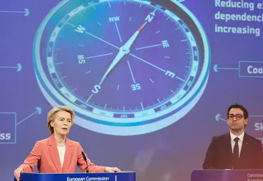 La présidente de la Commission européenne, Ursula von der Leyen, et le vice-président, Stéphane Séjournée, présentent la "boussole pour la compétitivité"