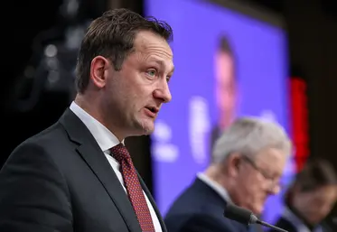 Le commissaire européen à l'Agriculture, Christophe Hansen, en conférence de presse à l'issue du Conseil Agriculture du 24 février