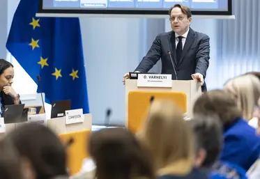 Le commissaire européen à la Santé et au bien-être animal Oliver Varhelyi devant la plateforme européenne sur le bien-être animal