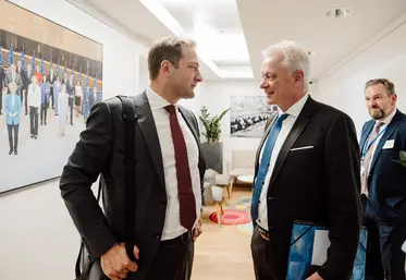 Le commissaire européen à l'Agriculture Christophe Hansen rencontre le ministre allemand de l'Agriculture, Alois Rainer, en marge du Conseil Agriculture à Bruxelles 