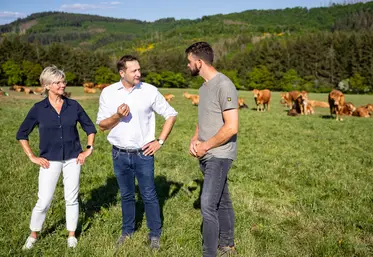 Le commissaire européen à l'Agriculture, Christophe Hansen, en visite dans une ferme au Luxembourg