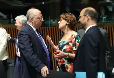 La ministre française de l'Agriculture Annie Genevard en discussion avec son homologue portugais José Manuel Fernandes