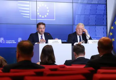 Le commissaire européen Christophe Hansen en conférence de presse avec le ministre polonais Siekierski