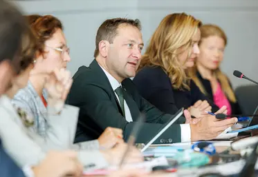 Le commissaire européen Christophe Hansen discute avec des parties prenantes