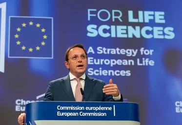 La commissaire européenne à la Santé, Oliver Varhelyi, en conférence de presse à Bruxelles
