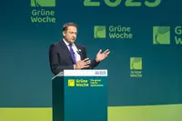 Le commissaire européen à l'Agriculture, Christophe Hansen, fait un discours à la Grune Woche 2025