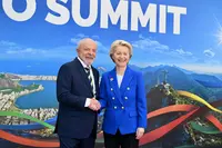 le président brésilien Lula et la présidente de la Commission européenne se serrent la main