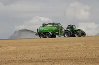 Un tracteur épand du lisier dans un champ