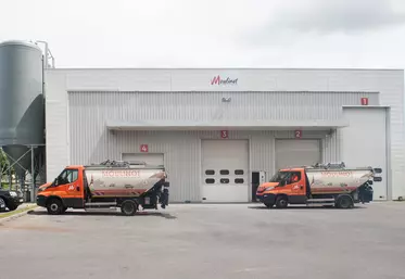 camions de collecte des déchets organiques au site de traitement de Stains