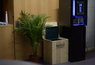 Un bac de collecte de déchets alimentaires dans une entreprise