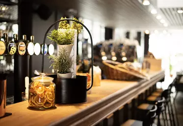 Une tour d'agriculture verticale présentée sur le comptoir d'un restaurant