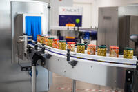 La technologie de détection des contaminants alimentaires mise au point par XNext sur une chaine de production