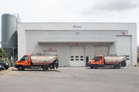 camions de collecte des déchets organiques au site de traitement de Stains