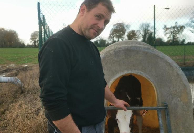 Samuel Gouel élève des vaches laitières de la race montbéliarde. Une partie de ses veaux mâles part à l’export pour l’Espagne.