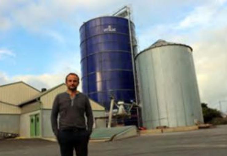 Mickaël Guilloux est naisseur-engraisseur à Astillé. Avec ses 103 hectares de cultures céréalières, il fabrique les aliments nécessaires à son cheptel, directement dans son exploitation.