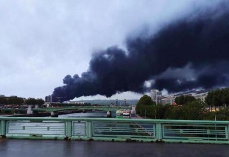 L'incendie de l'usine de Rouen a des conséquences directe sur le monde agricole : plus de 500 éleveurs sont touchés.