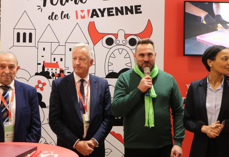 Claude Tarlevé, vice-président du Département ; Olivier Richefou, président du Département ; Benoît Faucon, président de la Chambre d'agriculture de la Mayenne, et Nadège Baptista, préfète de la Mayenne, sur le stand de la Mayenne au SIA 2026.