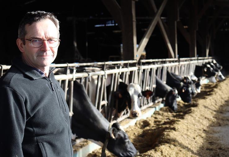 Avec une soixantaine de vaches à la traite, en race 100 % Prim'Holstein, Michaël Cousin fonctionne sans robot de traite. Âgé de 56 ans, l'éleveur se voit désormais conserver sa salle de traite en 2x7. En ce début 2026, Michaël Cousin subit la forte augmentation mondiale de la production laitière, impactant immédiat son prix du lait.