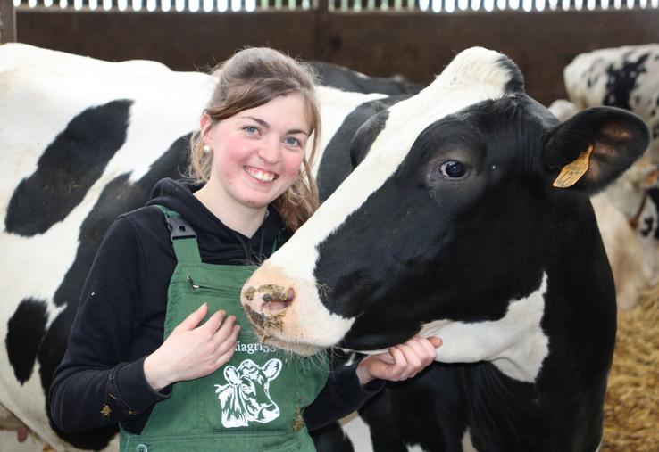 En plus de son activité de TikTokeuse, Céline Girard a participé au concours national Miss Agricole en 2024 et au calendrier Belles des Prés l'année dernière, "qui met en avant les femmes et montre qu'on peut être agricultrice, mais aussi féminine", assure-t-elle.