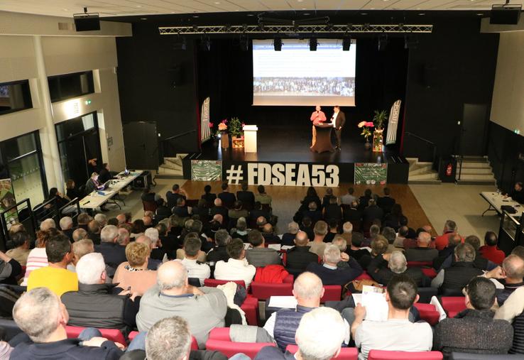 L'Assemblée générale de la FDSEA a rassemblé près de 150 personnes dans la salle de l'Escapade à Argentré, mardi 17 mars. L'après-midi, Arnold Puech d'Alissac s'était rendu sur l'exploitation d'Olivier Duhamel, à La Chapelle-Rainsouin.