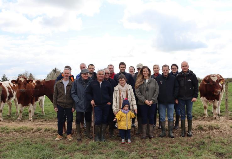 La visite de l'élevage de Loïc Vallée, au lieu-dit La Bailloterie à La Chapelle-Craonnaise, a rassemblé plusieurs générations.