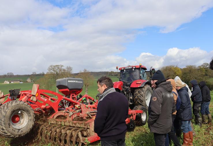 Après la partie théorique, les participants aux ateliers sur la destruction des couverts végétaux, jeudi matin 26 mars à La Bigottière, se sont montrés particulièrement attentifs au moment de la démonstration des matériels.
