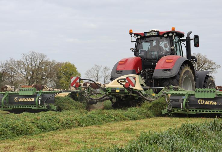 Franck Jolivier, chauffeur de l'ETA Giffard, mène le chantier de fauche de l'herbe au Gaec de Launay-Virolet à Montreuil-Poulay. En haut à droite : Léo Lambert (à gauche), 24 ans, et son associé Jordan Cornu (28 ans). Une fois ensilée, l'herbe servira à l'alimentation des Normandes de l'exploitation.