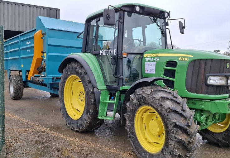 Le tracteur rétrofité, testé à la ferme expérimentale de Derval (44), a montré tout son intérêt pour les travaux de cour de ferme et d'élevage.