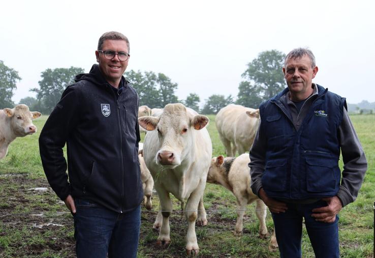 Jérôme Auffray (à gauche), éleveur à La Baconnière, et Stéphane Hervais, éleveur à Chémeré-le-Roi et président de l'association des éleveurs Charolais de la Mayenne.