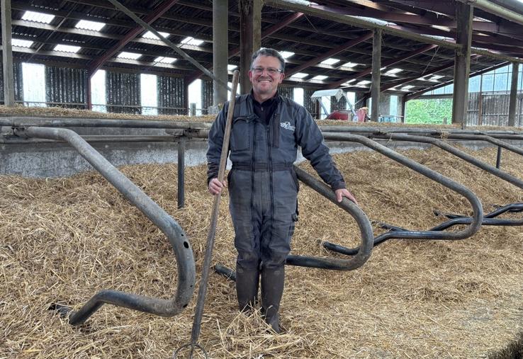Sylvain Renaud, agriculteur et nouveau maire du Ham, gère une exploitation laitière avec son fils Kévin.