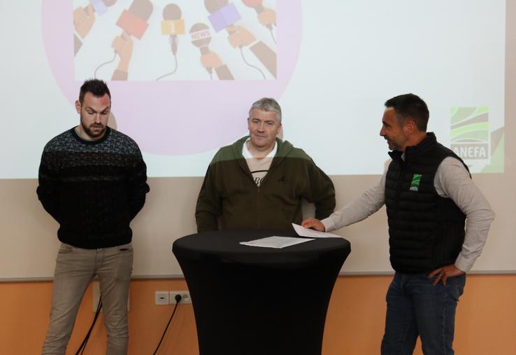 De gauche à droite : Alexandre Peltier, salarié à la Cuma du Loironnais, Laurent Garnier, président de la Cuma du Loironnais, et Romain Devaux, directeur de l'Anefa 53. 