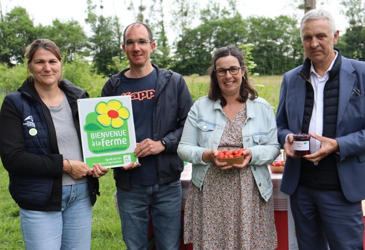 Sylvia Goisbault (à gauche), élue Bienvenue à la Ferme, a remis le panonceau d'agrément à Étienne Restif et Maude Laurent (au centre), en présence de Dominique Guineheux, maire de Saint-Quentin-les-Anges.