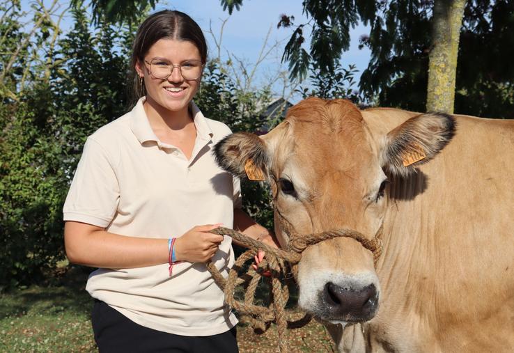 Chloé Gasté (16 ans), fille de Jérôme et Marion Gasté, éleveurs de Parthenaises à Saint-Ouën-des-Toits. Malgré sa passion pour l'agriculture, elle ne souhaite pas en faire son métier. "En revanche, je serai toujours présente pour aider mes parents dans les concours, quand je le pourrai", assure-t-elle.