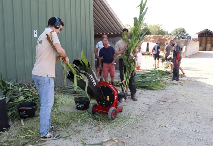 Des dizaines d'agriculteurs ont participé à la première journée 2026 de matière sèche (JMS) proposée en Mayenne. "Des rencontres pour définir la date de récolte de vos maïs", présente l'entreprise Seenovia.