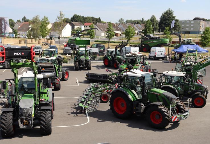 Jeudi 25 juin, à partir de 16h, le concessionnaire agricole Lesieur, basé dans la rue de Parigné à Mayenne, inaugurait ses nouveaux locaux. Pour l'occasion, les tracteurs et une grande partie du matériel agricole étaient de sortie.