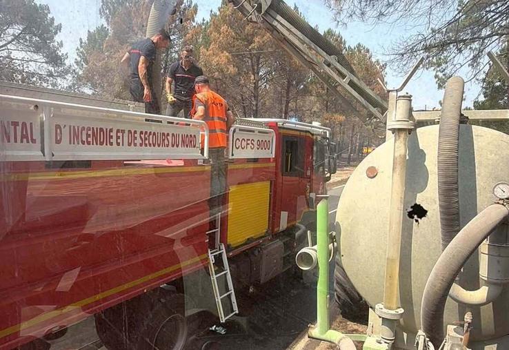 Le soutien des agriculteurs est apprécié par les pompiers. Ici, le ravitaillement d'un camion de pompiers, en Gironde, par des volontaires mayennais.