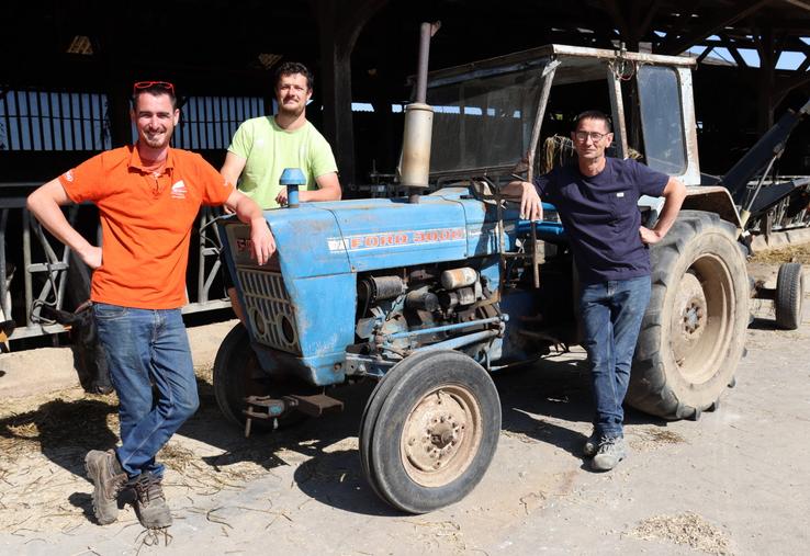 Baptiste (en orange), Adrien (en jaune) et Bruno (en bleu) qui entourent le Ford 3000 de 1975 qui avait participé au concours de labour en 1987. On prend les mêmes et on recommence avec leur chien Paco et les petits veaux qui seront présents à Terre en Fête 2026. En bas à droite, Baptiste, responsable du Copil, donnant quelques consignes à son équipe.
